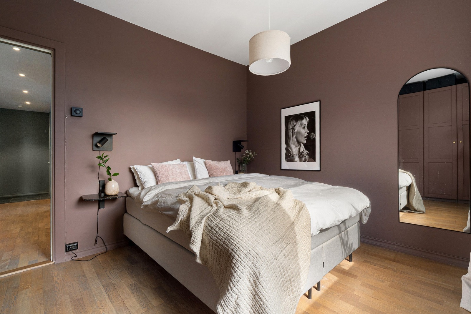 Her er det god plass til dobbeltseng, nattbord og garderobeskap. Galleribilde