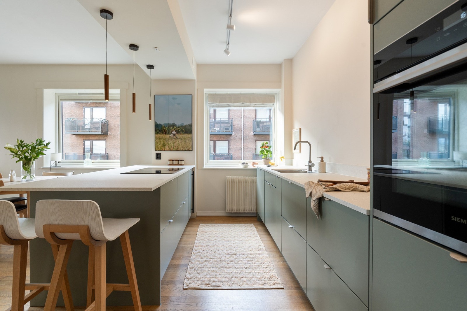 Integrerte hvitevarer som induksjonsplatetopp, stekeovn, oppvaskmaskin og kjøleskap. Galleribilde