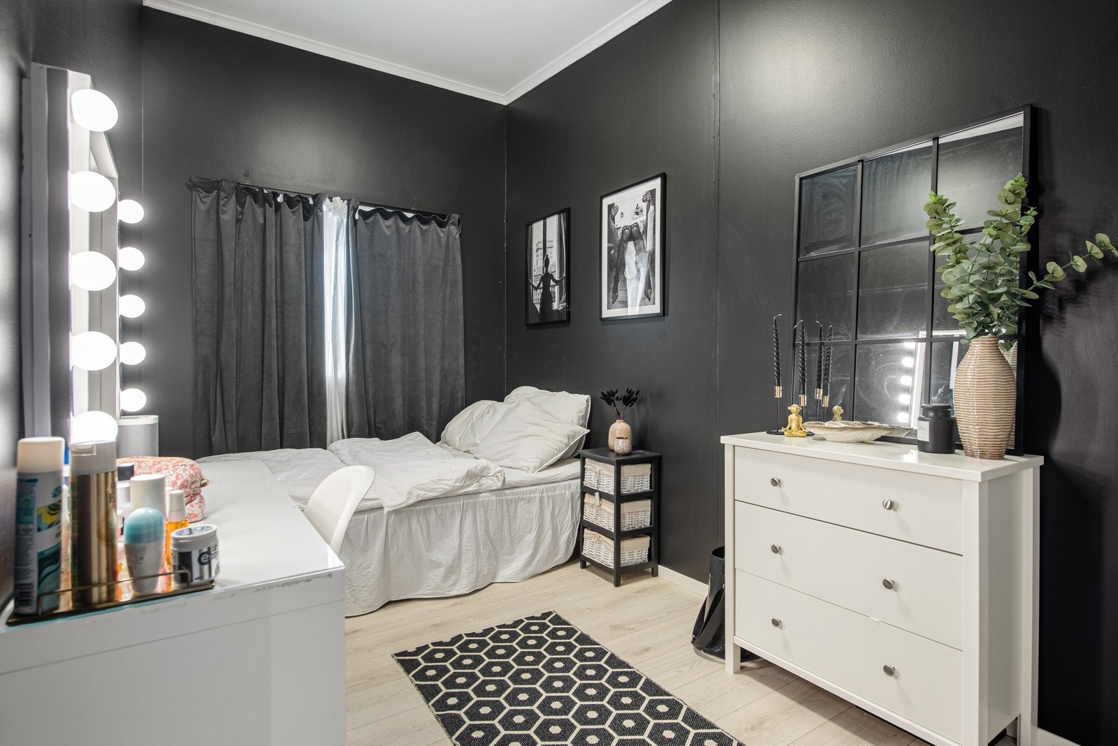 Her er en av de stilige soverommene i boligens 2. etasje. Galleribilde