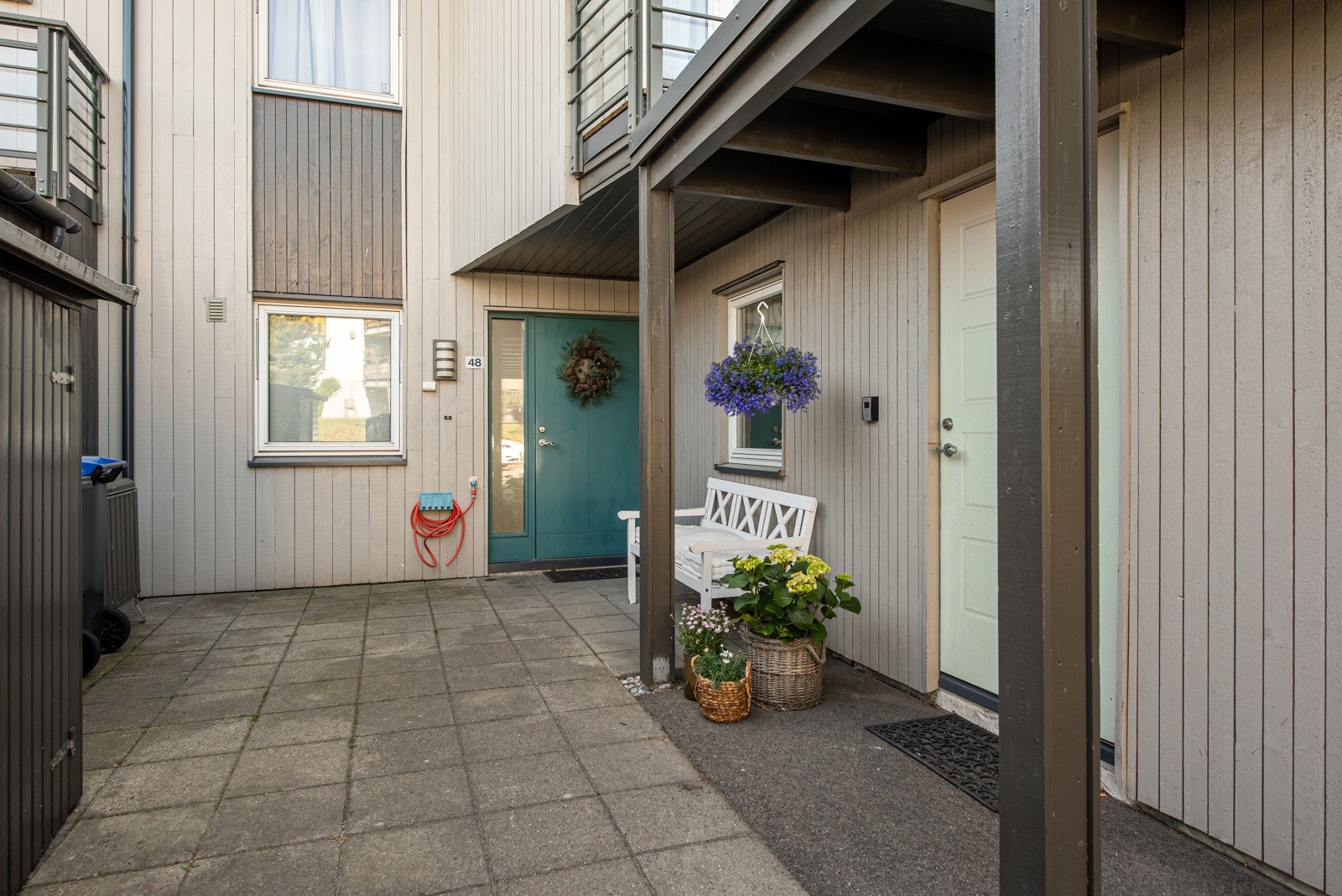 Fra carporten kan man gå under tak frem til inngangspartiet, som ble utvidet i 2013 med større entré og ny utvendig bod. Galleribilde