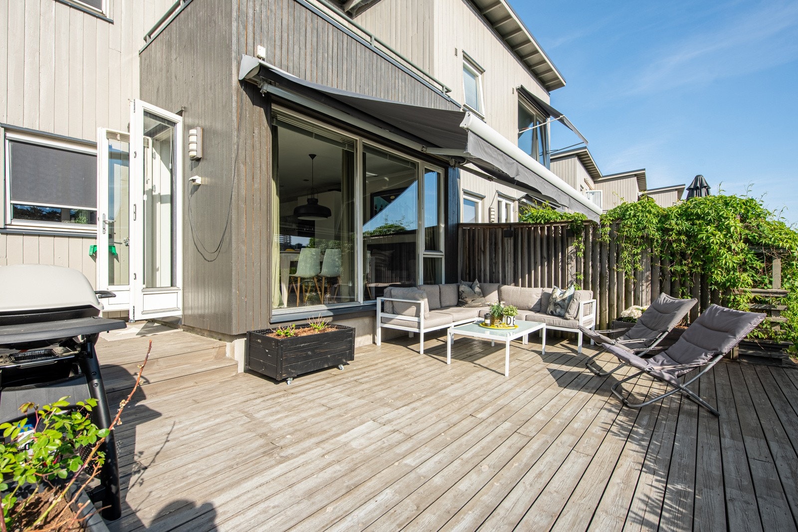 Over vinduet er det montert en elektrisk markise som skjermer for sol, men også fungerer som et lunt tak om kveldene. Galleribilde