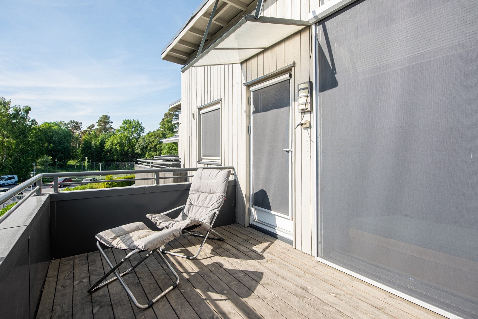 Fra loftstuen har man utgang til en solrik balkong med fin utsikt. Galleribilde