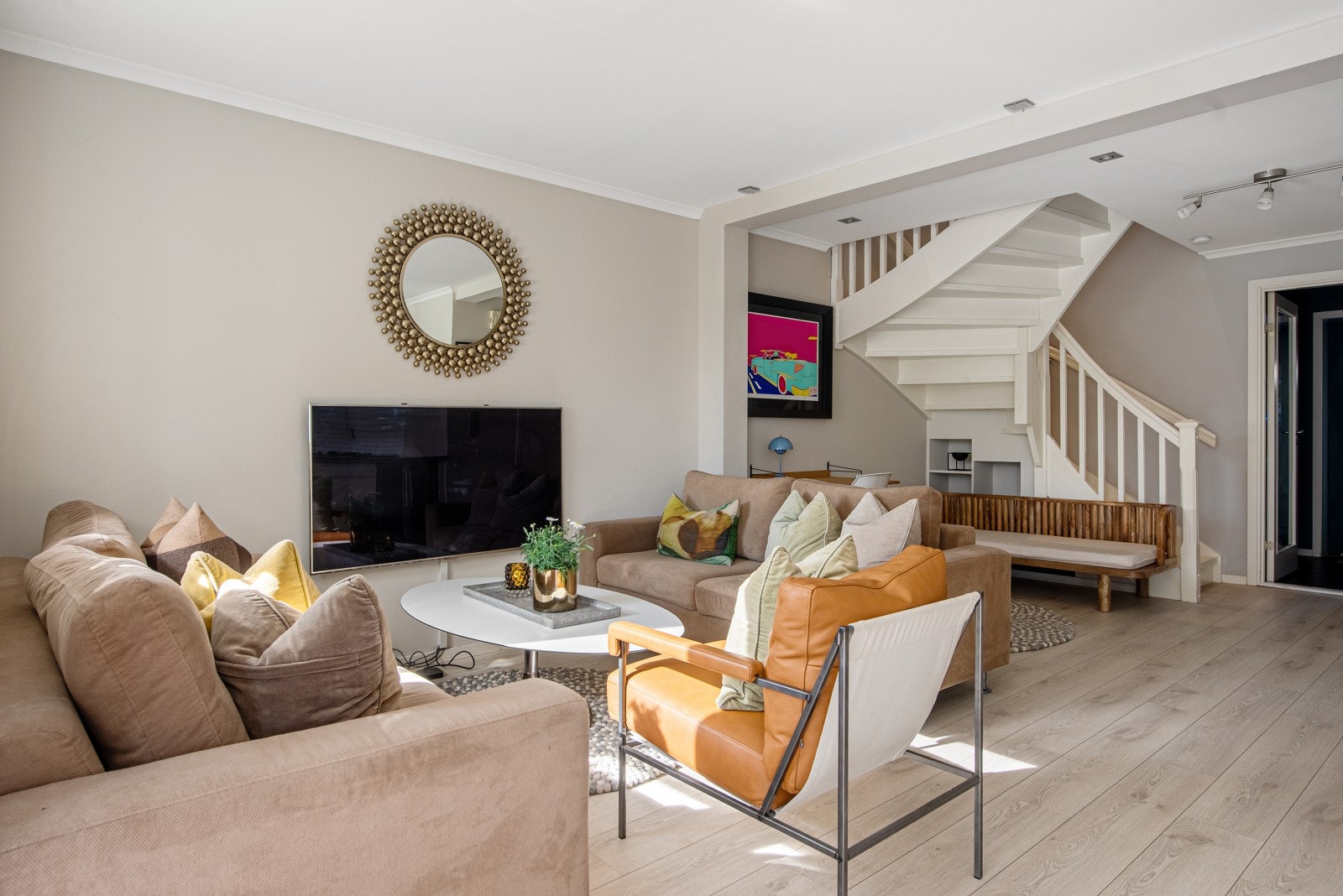 Her er det plass til sofagruppe med tv-løsning og hjemmekontor. Galleribilde