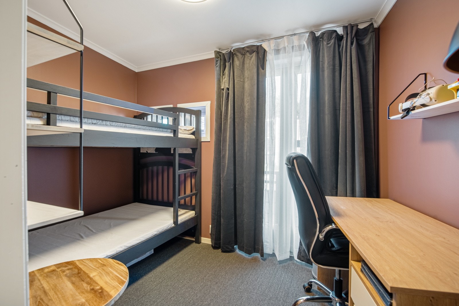 Dette soverommet har gjennomgang fra hovedsoverommet og utgang til balkong. Galleribilde