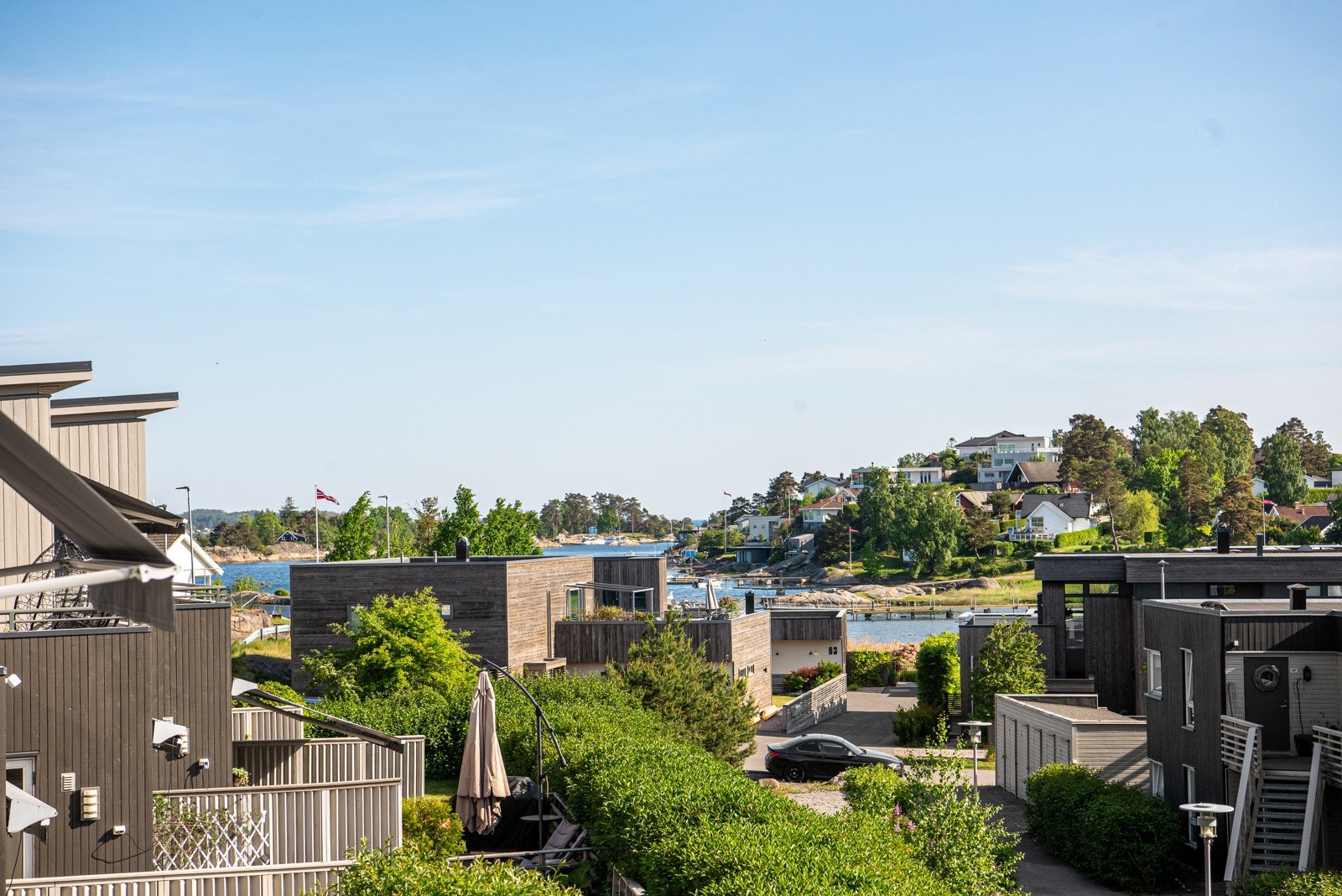 Boligen ligger i et populært område med sjøen like ved. Her er det ingen boplikt, så boligen kan benyttes som helårsbolig så vel som fritidsbolig for hele familien. Galleribilde
