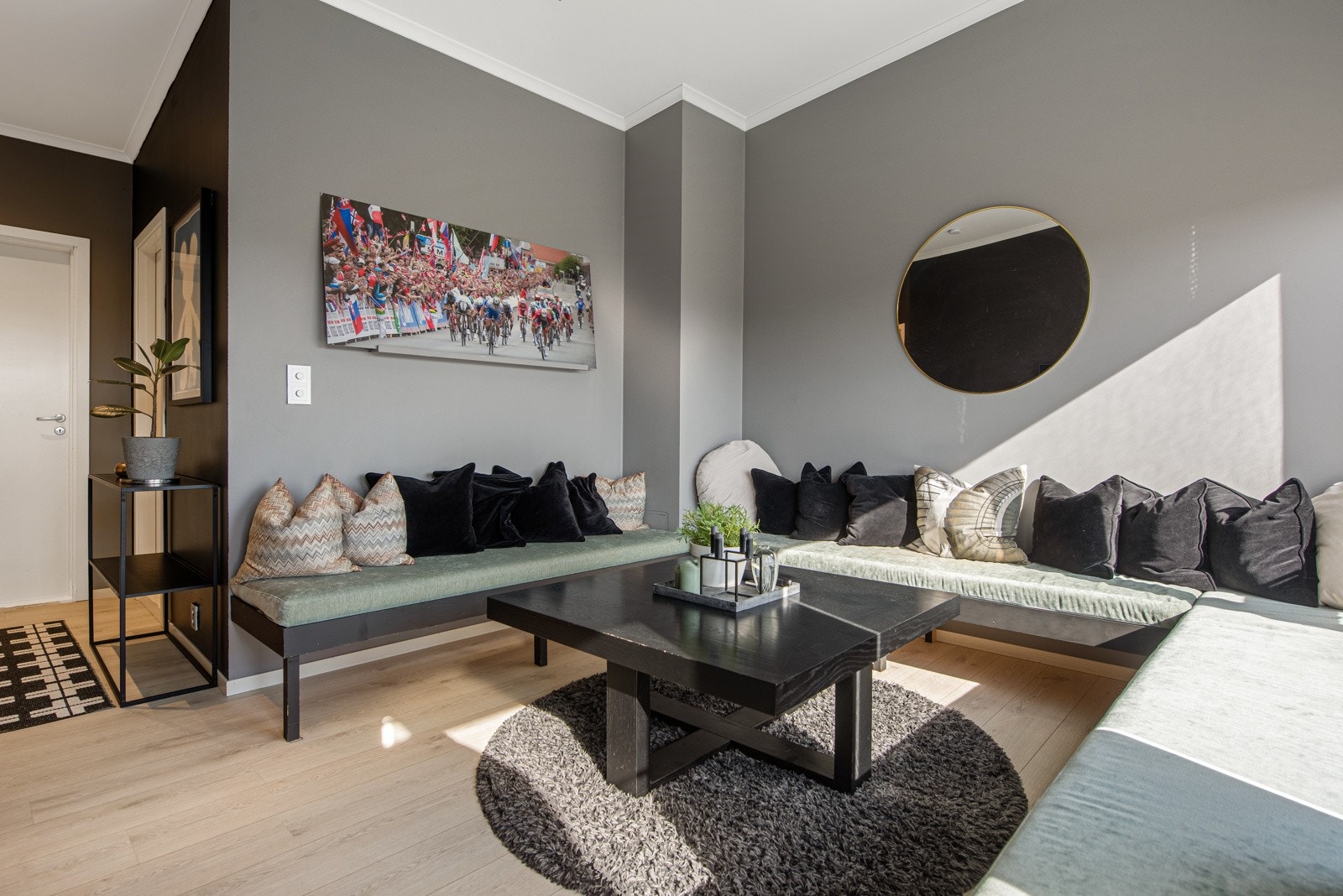 Stuen har et moderne uttrykk med enstavs laminatgulv og gråmalte vegger. Galleribilde