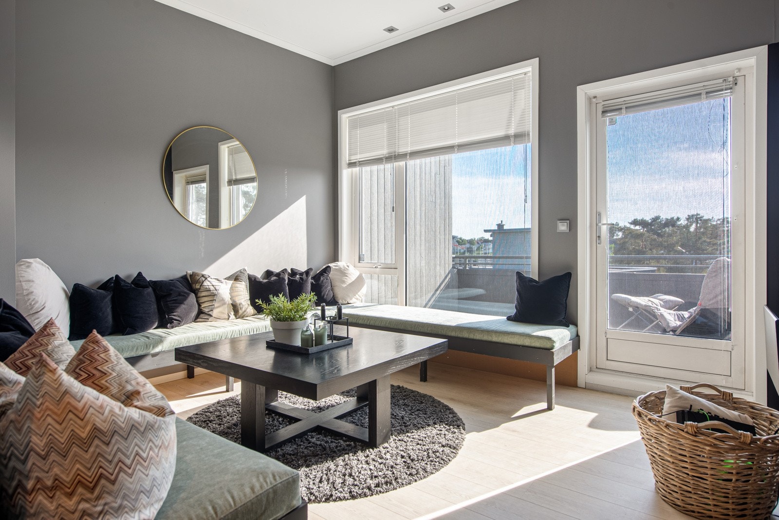 I tillegg til stuen nede har boligen også en hyggelig loftstue oppe, med utgang til solrik balkong. Et stort vindu gir fine lysforhold og under vinduet er det en sosial sone med plassbygd, hesteskoformet sittebenk. Galleribilde