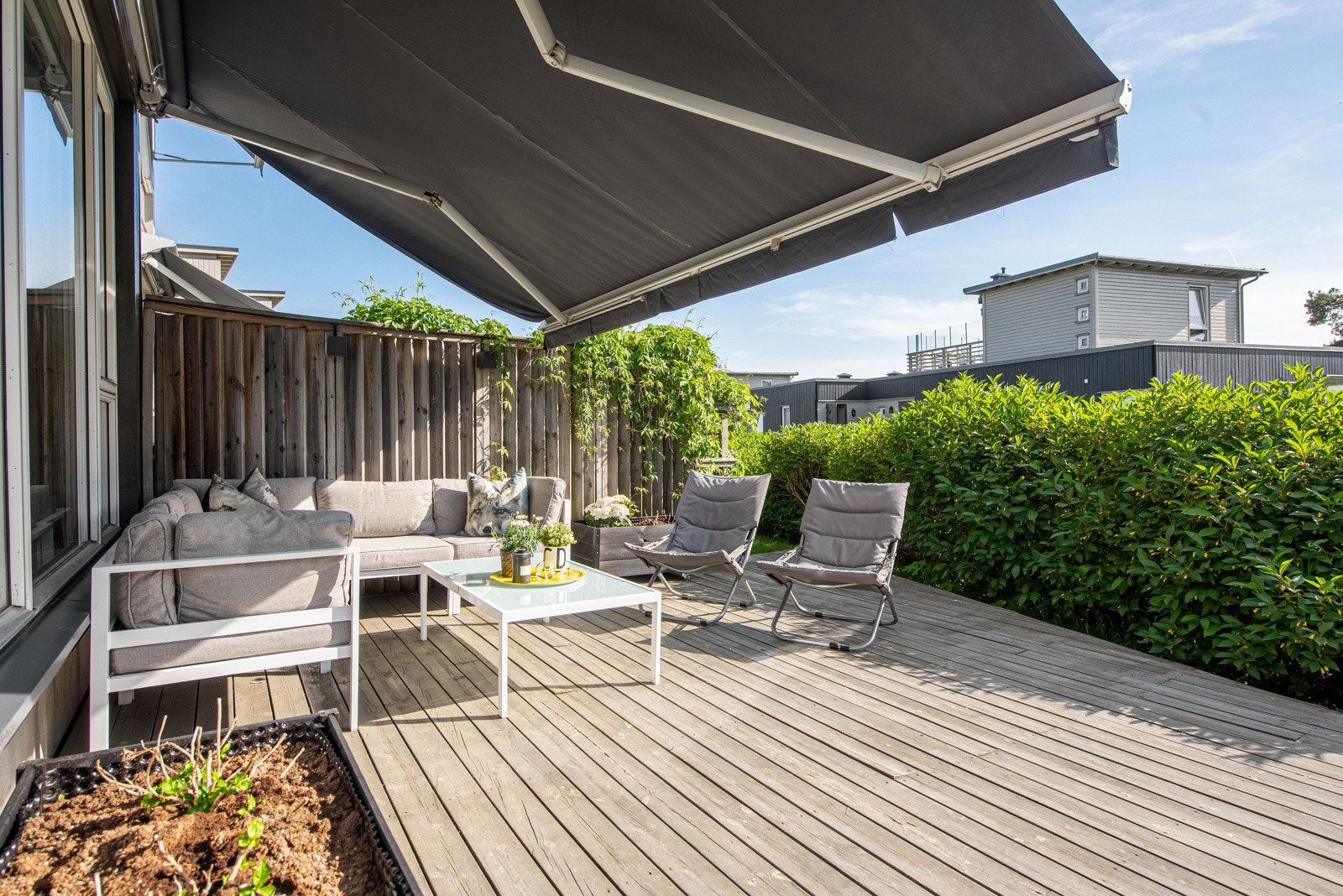 Nede er det utgang fra stue/kjøkken til en solrik terrasse. Galleribilde