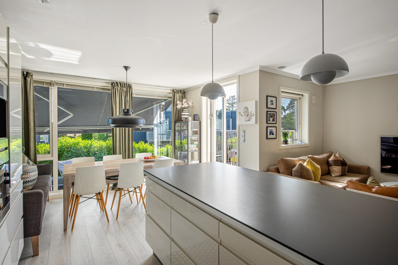 Det er utgang til terrasse, og utformingen av rommet danner gode soner for møbler som spisebord. Galleribilde