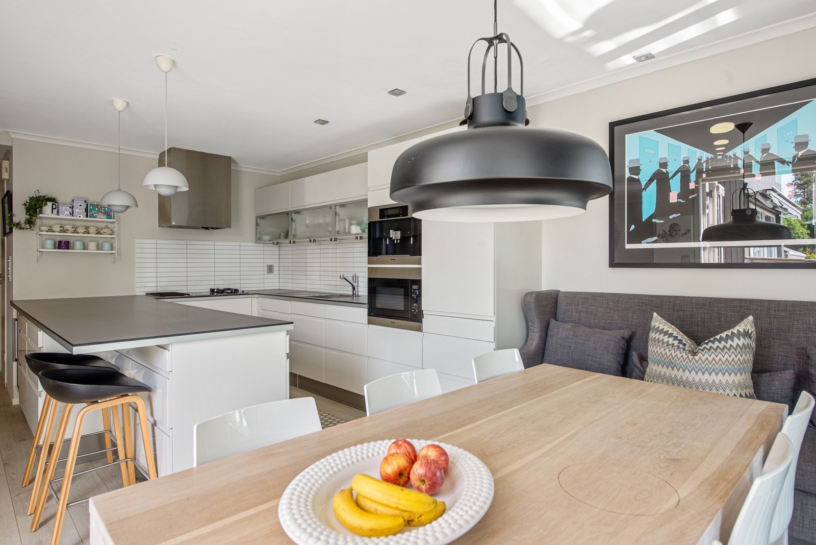 Innredningen er bygget i hesteskoform hvor den ene delen vender ut mot stuen og har vinskap, skuffer og sitteplass. Galleribilde