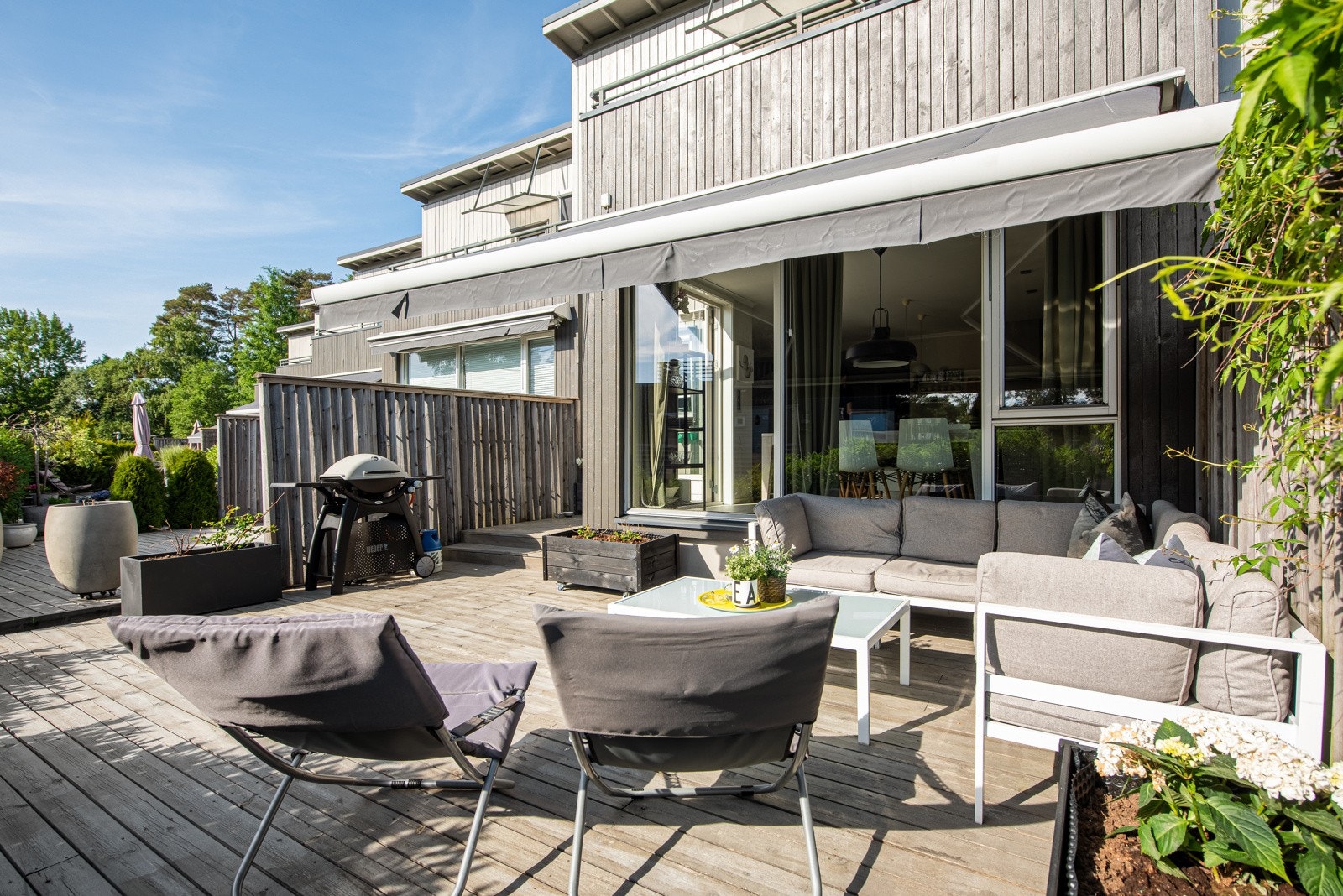 Videre er det god plass til grill, sittegruppe, lyslykter og blomsterkrukker om ønskelig. Galleribilde