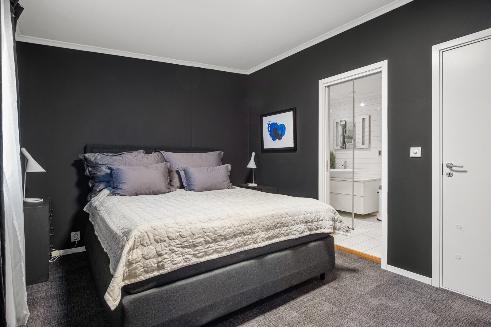 Hovedsoverommet har skyvedør inn til badet og adkomst til walk-in closet. Galleribilde