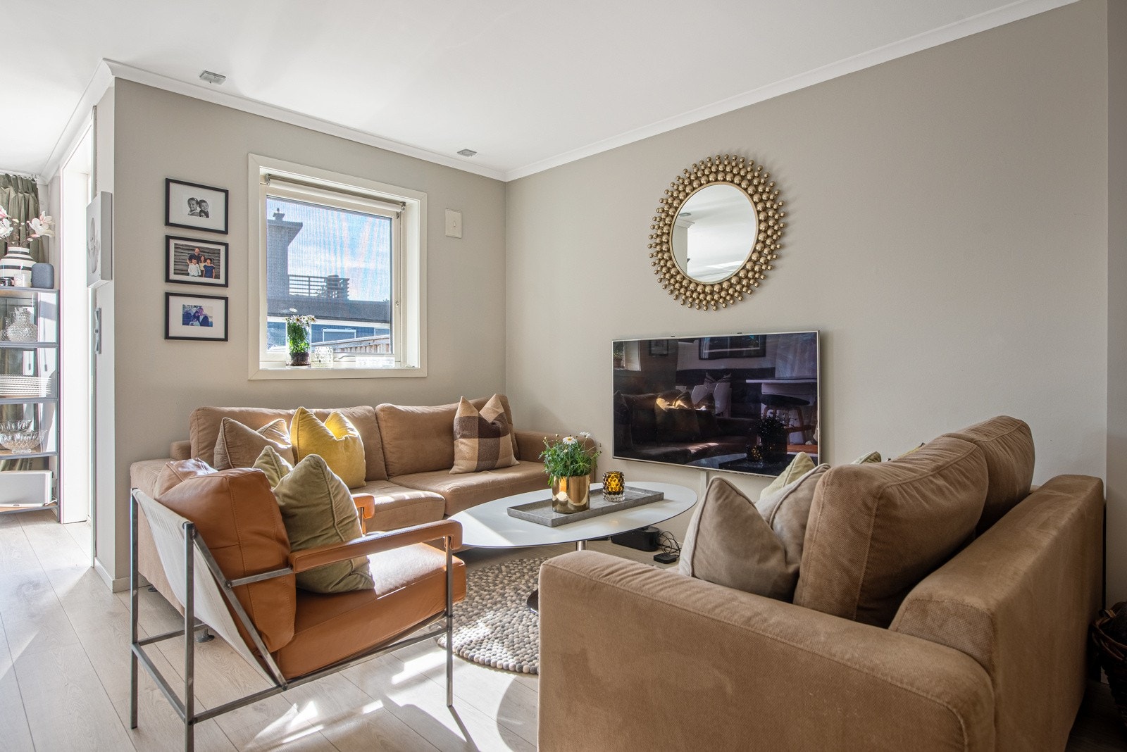 Beigemalte vegger og gode lysforhold, supplert med downlights i himlingen. Galleribilde