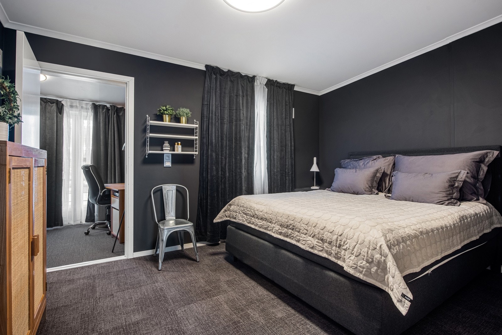 Boligen har fire soverom, fordelt med ett soverom i første etasje og tre i andre etasje. Det ene soverommet i andre etasje ligger i tilbygg fra 2015 og har gjennomgang fra hovedsoverommet og utgang til balkong. Galleribilde