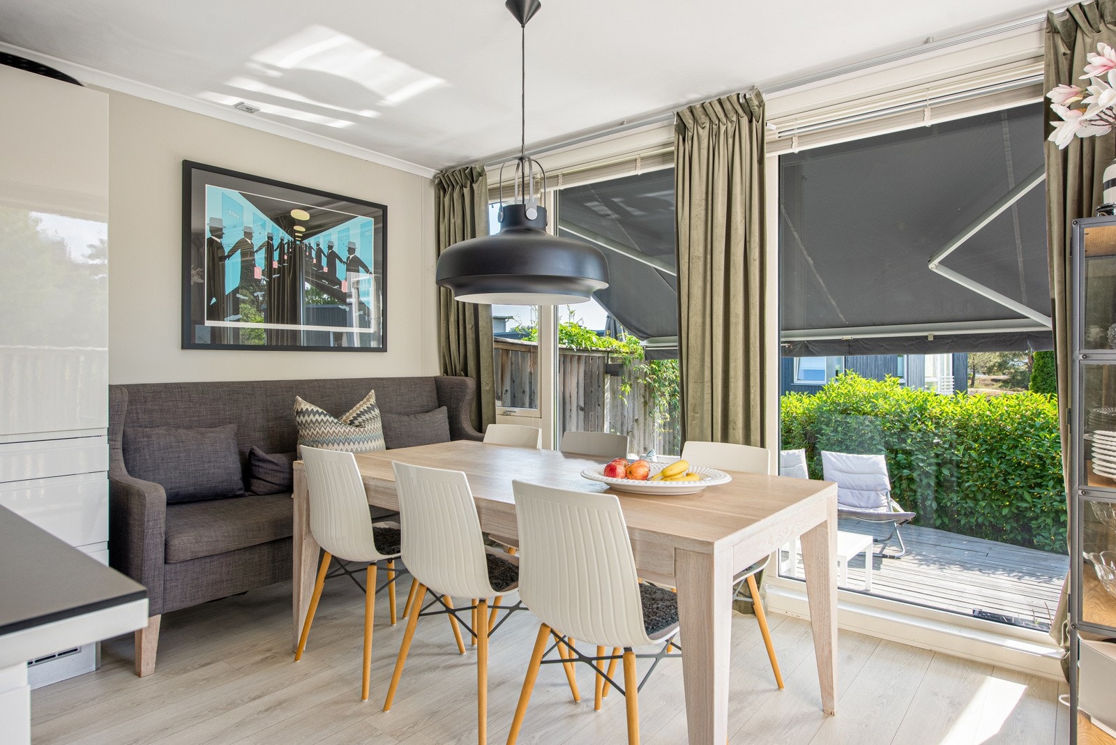 De store vinduene slipper inn godt med lys. Galleribilde