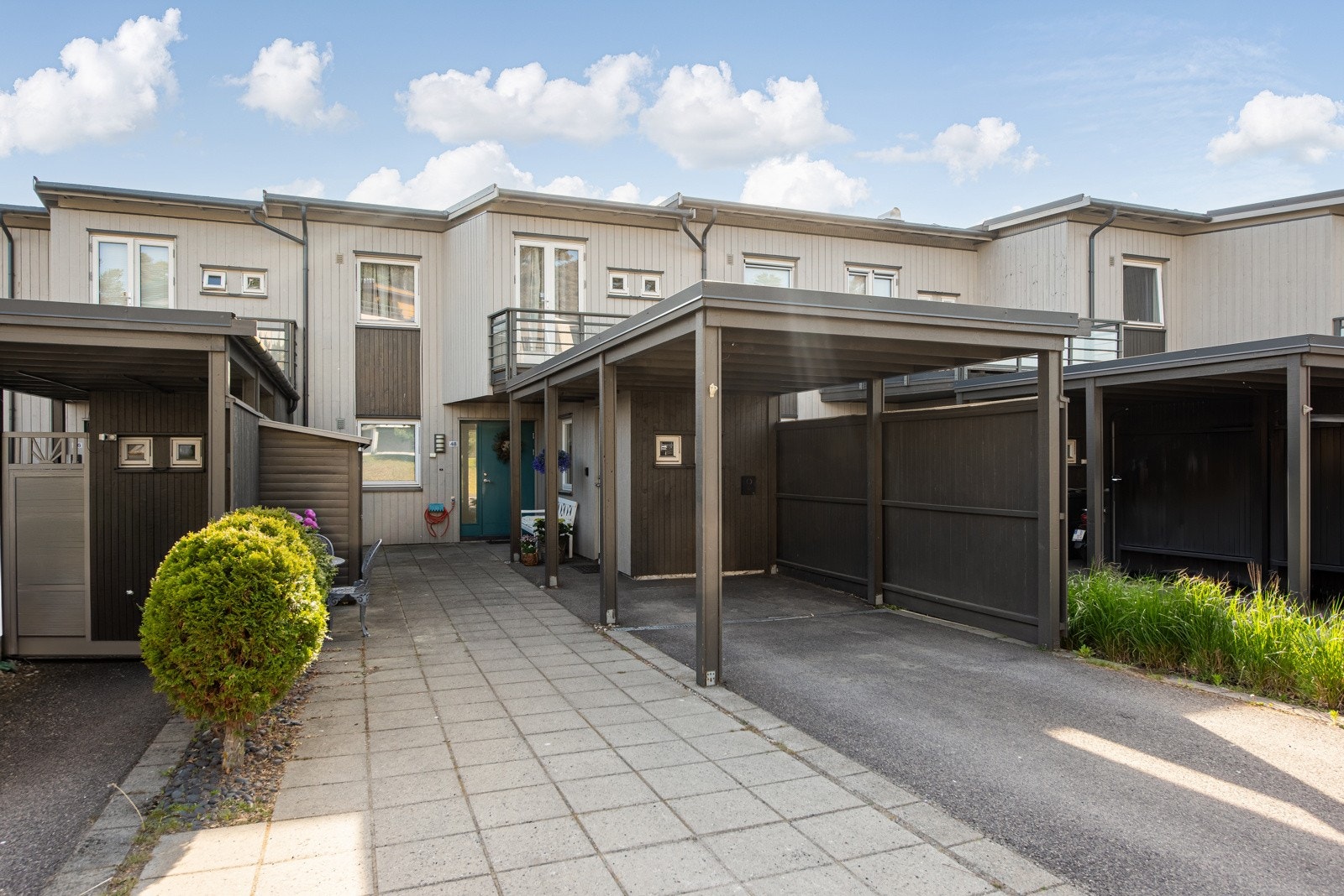 Privatmegleren v/ Weronica Sandbæk har gleden av å presentere Skaustranda 48! Et tiltalende andelsrekkehus over to plan med fin utsikt. Galleribilde