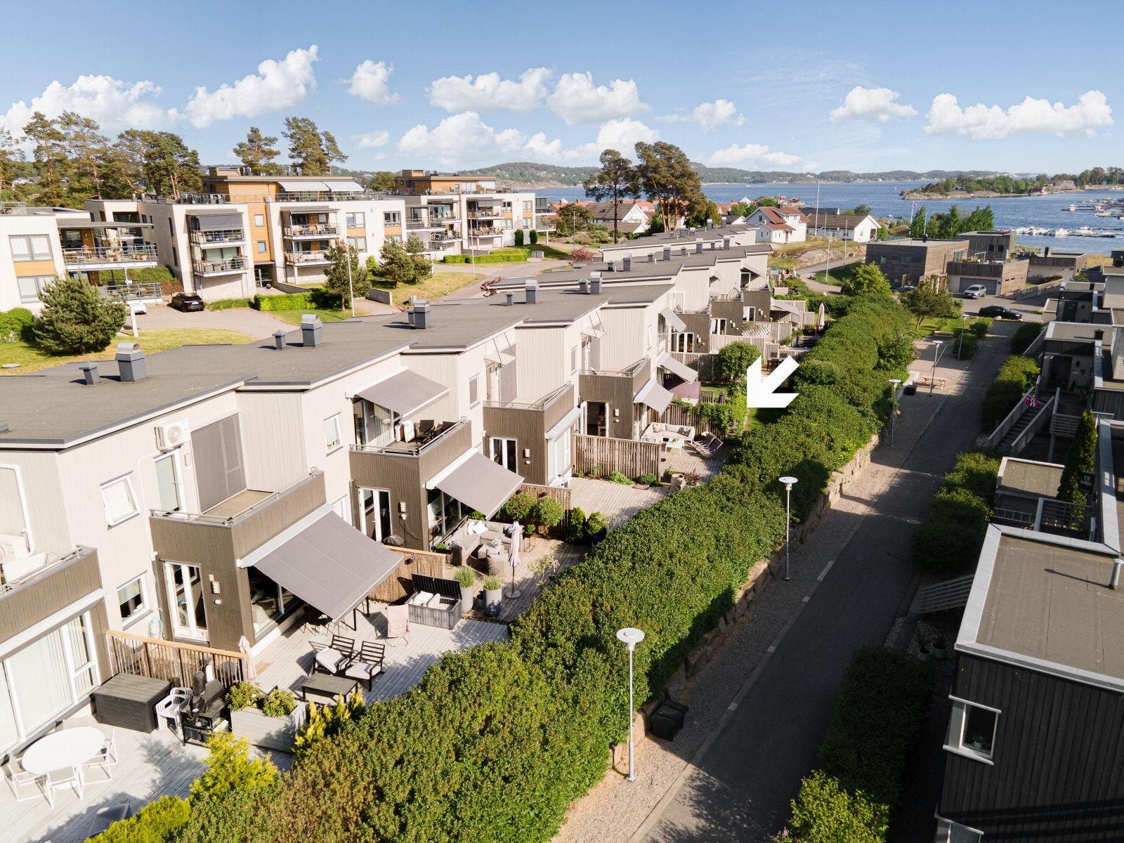 Uteområdet er lettstelt og solrikt, med to balkonger og en terrasse, samt carport, hellelagte gangareal og to boder. Galleribilde