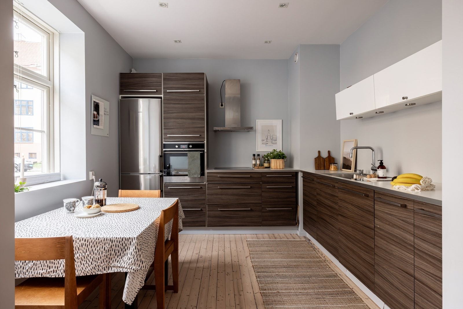 Stort, kjøkken med rikelig skap- og benkeplass, for både oppbevaring og matlagning. Galleribilde