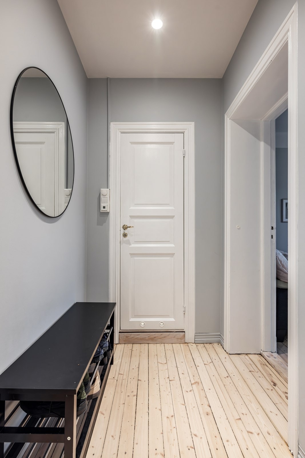 Det disponeres en kjellerbod på 7 kvm og en loftsbod på 1 kvm målbart areal (skråtak). Galleribilde