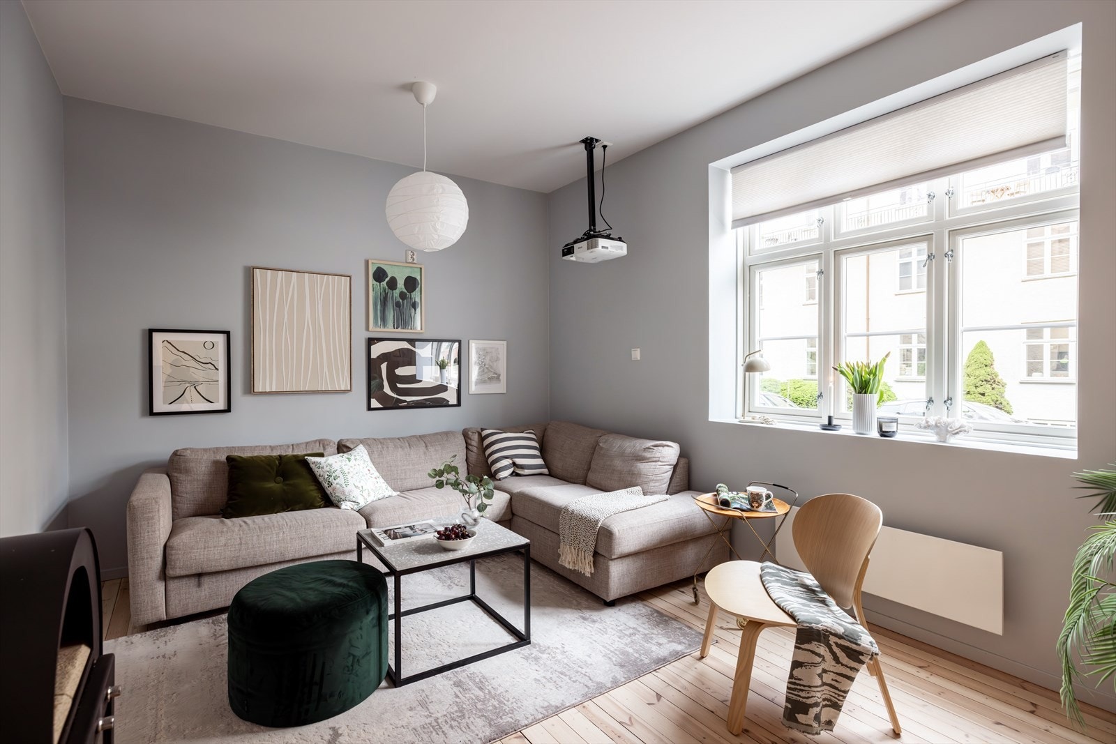 Leiligheten ligger fint til i en høy 1.etg beliggende i en trafikkstille gate. Galleribilde