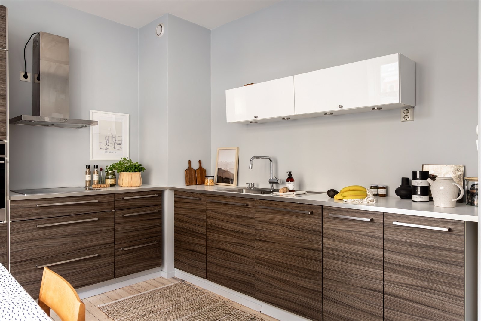 Det er montert en integrert oppvaskmaskin, komfyr og nedfelt platetopp. Det er frittstående kjøleskap som også medfølger salget. Galleribilde