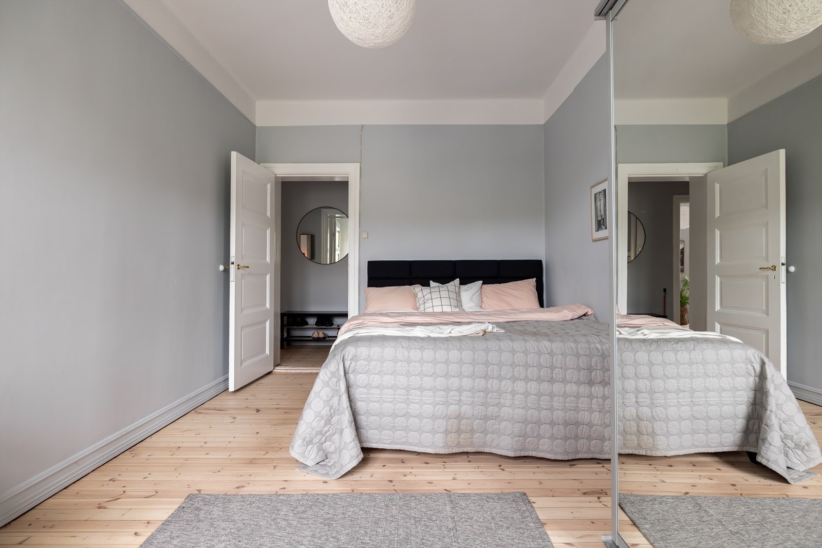 Det er god plass for dobbeltseng med tilhørende nattbord og garderobeskap. Galleribilde