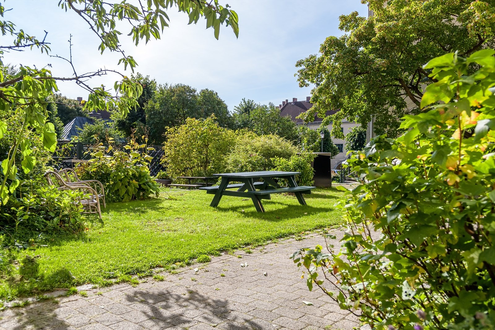 Bakgården er idyllisk og grønn, med interne stikkveier, sittegrupper og store gressplener. Galleribilde