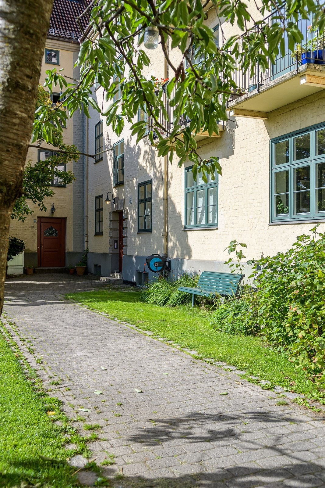 Leiligheten er en meget høy 1. etasje og vender ut mot Krebs' gate - en av de mest attraktive gatene på Torshov. Galleribilde