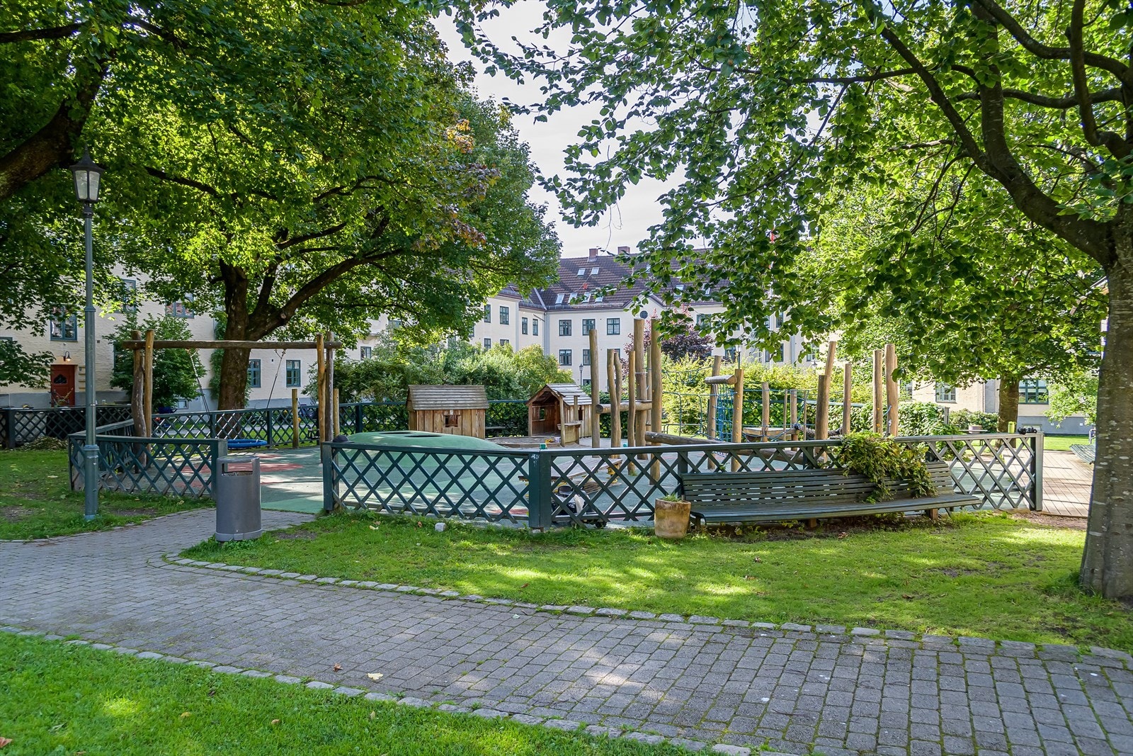 Det er lekeplasser, flere sittegrupper, grillplasser - alt for både store og små. Galleribilde