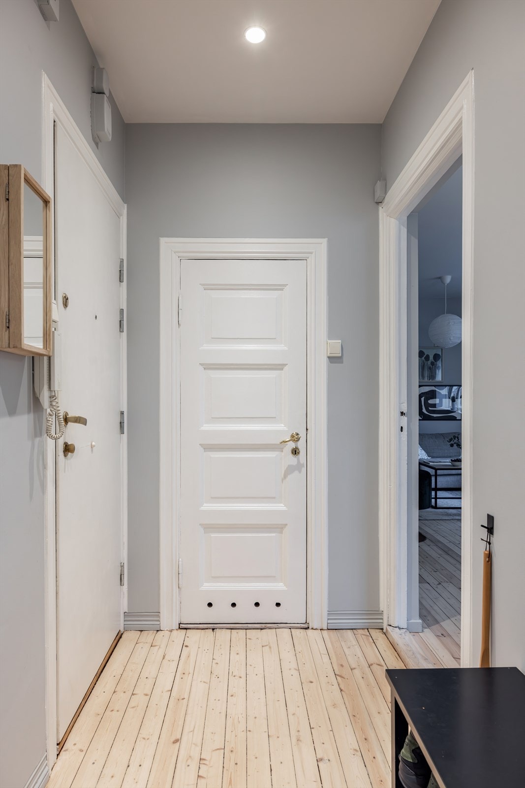 Innbydende entré som gir et godt førsteinntrykk, med plass for oppheng av jakker og oppstilling av sko. Galleribilde