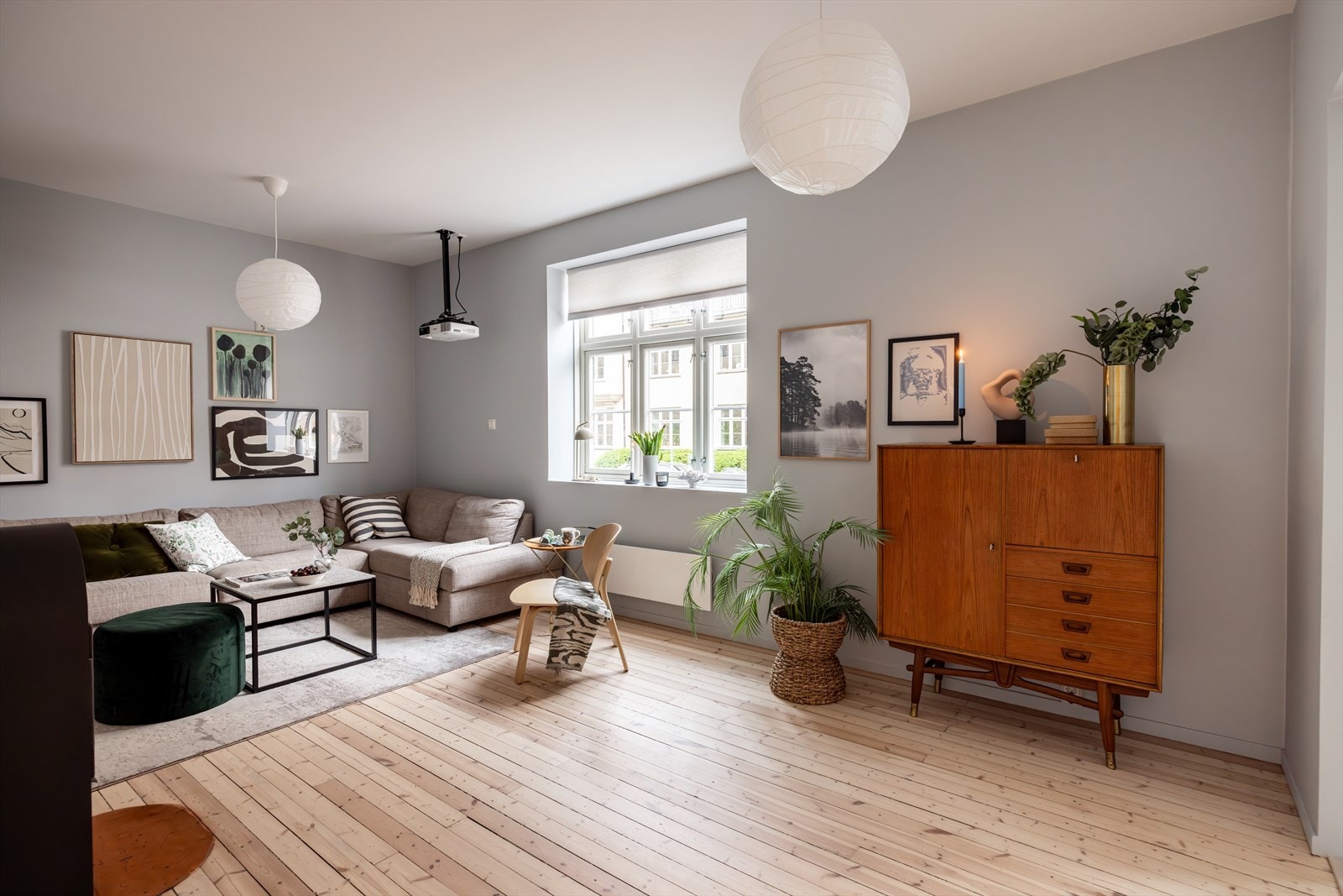 Dette er en nydelig leilighet med klassiske detaljer som store vinduer, dype vinduskarmer og originale tregulv. Galleribilde