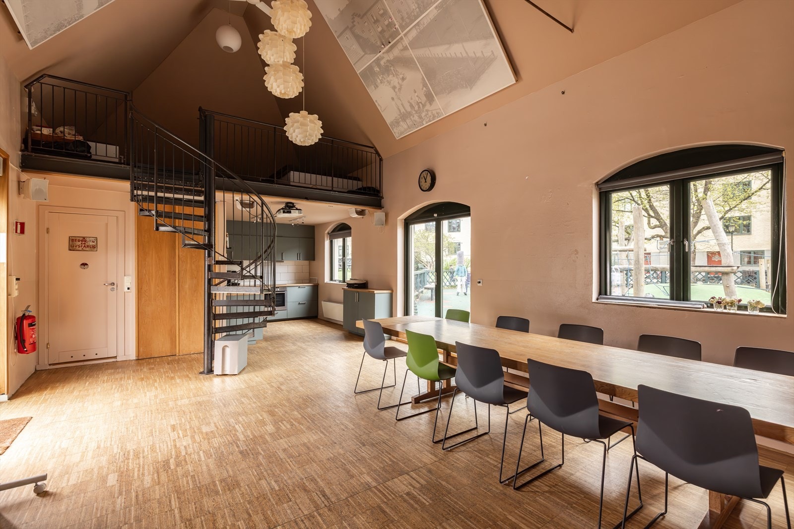 Den har fullt utstyrt kjøkken, bad med dusj og soveplasser på hemsen. Galleribilde