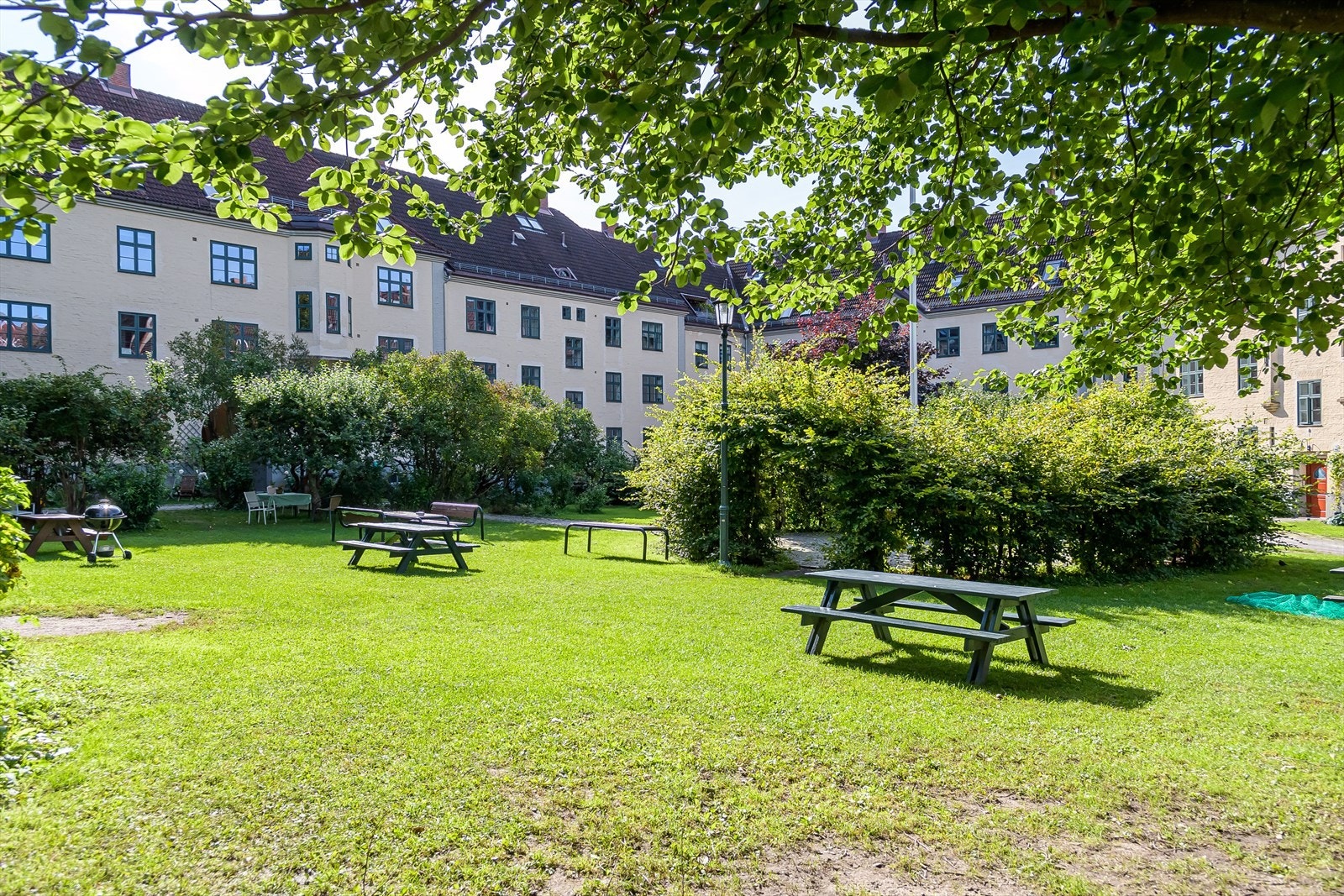 Borettslaget omkranses av nydelige og pent opparbeidede fellesarealer med grillplass og sittegrupper til glede for beboere i alle aldre. Galleribilde