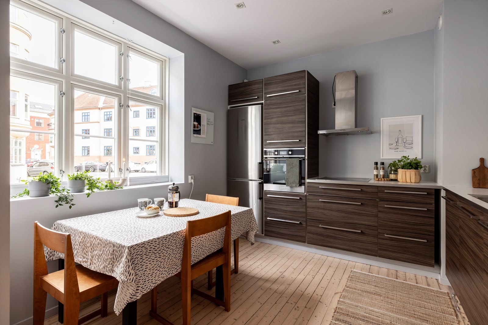 På kjøkkenet er det god plass for spisebord, hvor du kan nyte morgenkaffen og utsynet mot den trafikkstille gaten. Galleribilde