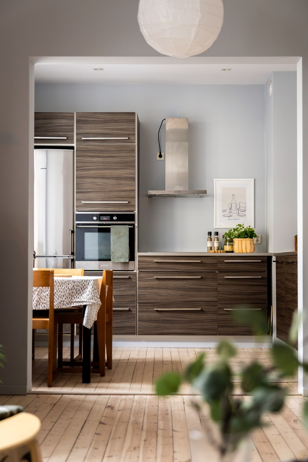 Et moderne kjøkken som ligger i åpen løsning mot stuen, hvilket bidrar til den luftige romfølelsen. Galleribilde