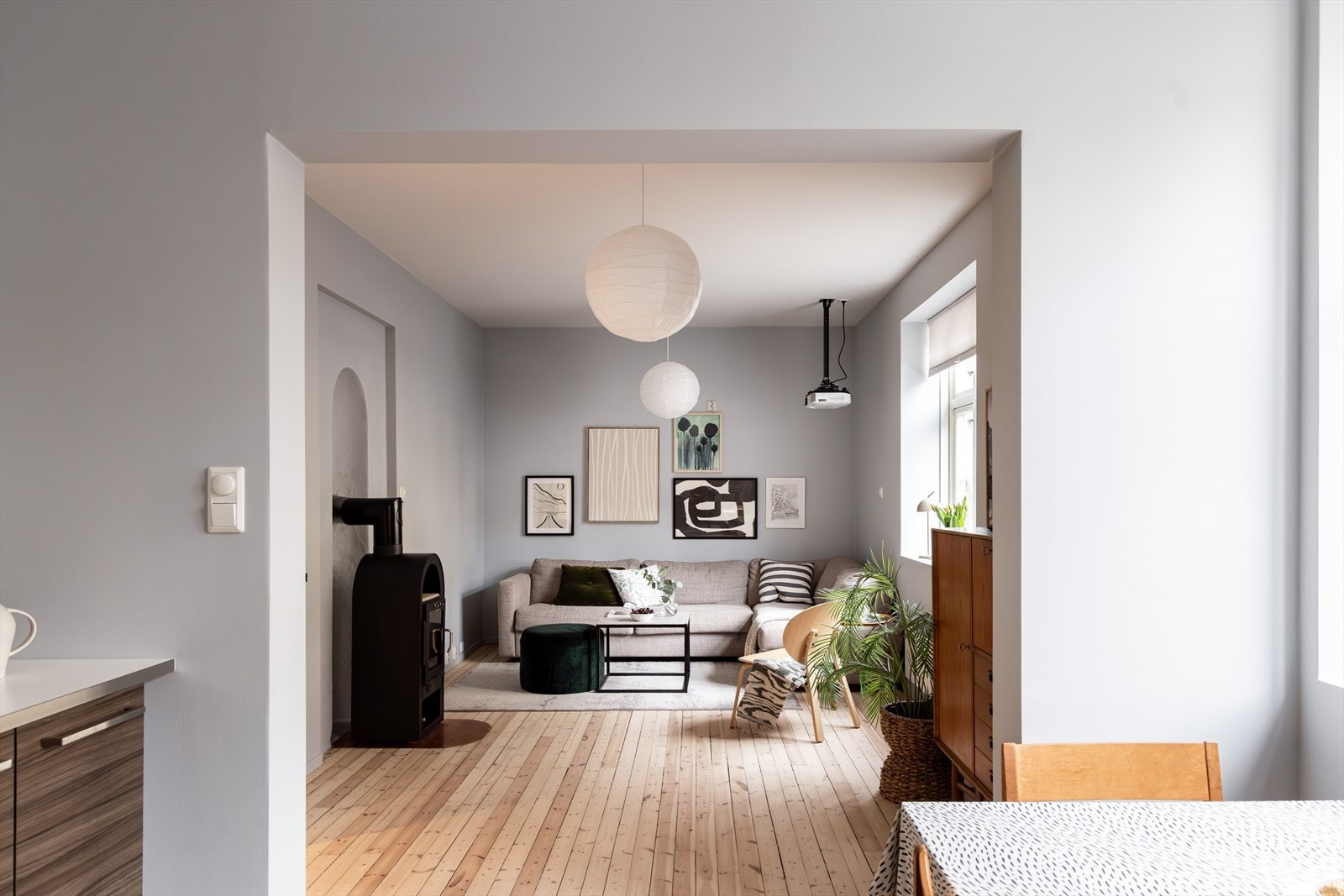 Stuen har en fin planløsning som gir rom for sosiale sammenkomster og gode møbleringsmuligheter. Galleribilde