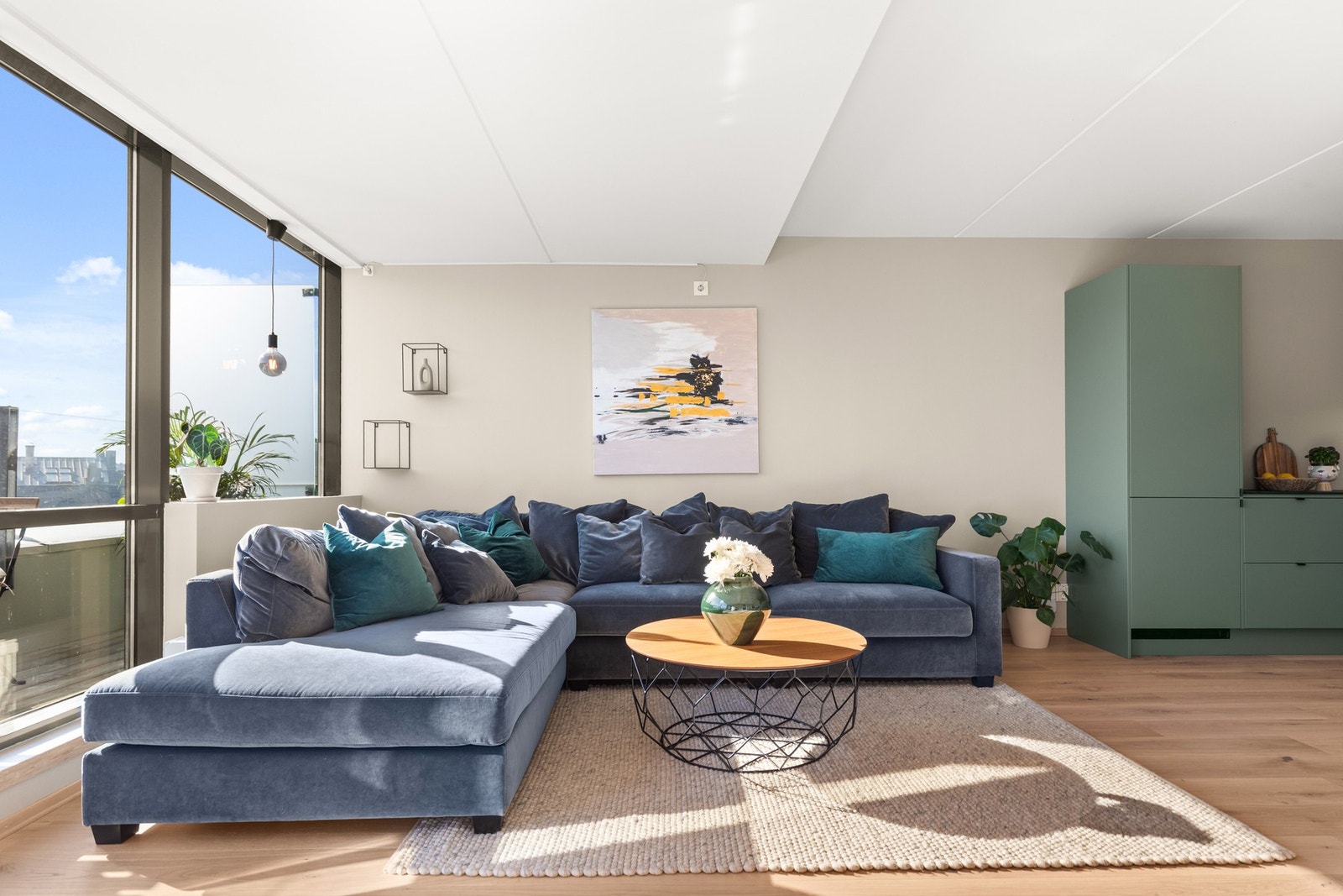 Store vindusflater i kombinasjon med 2,45m takhøyde gir en herlig romfølelse. Galleribilde