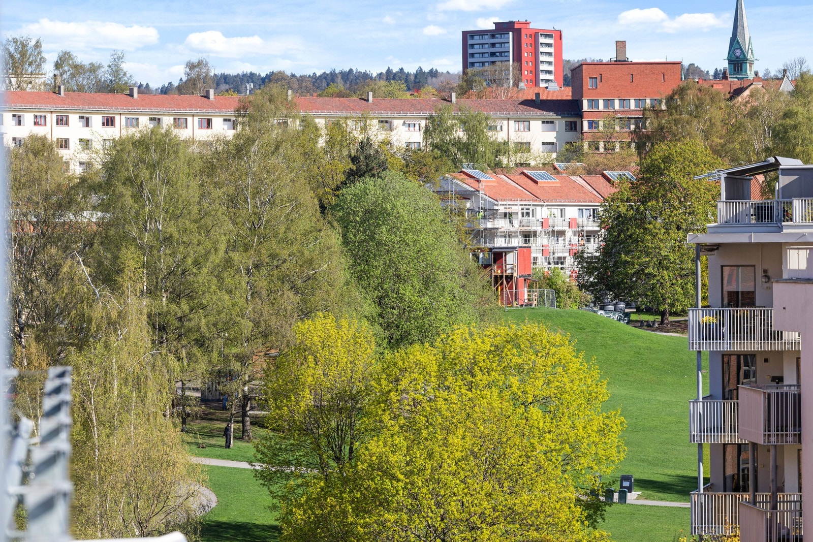 Utsikt nordover mot frodige Iladalen park. Galleribilde
