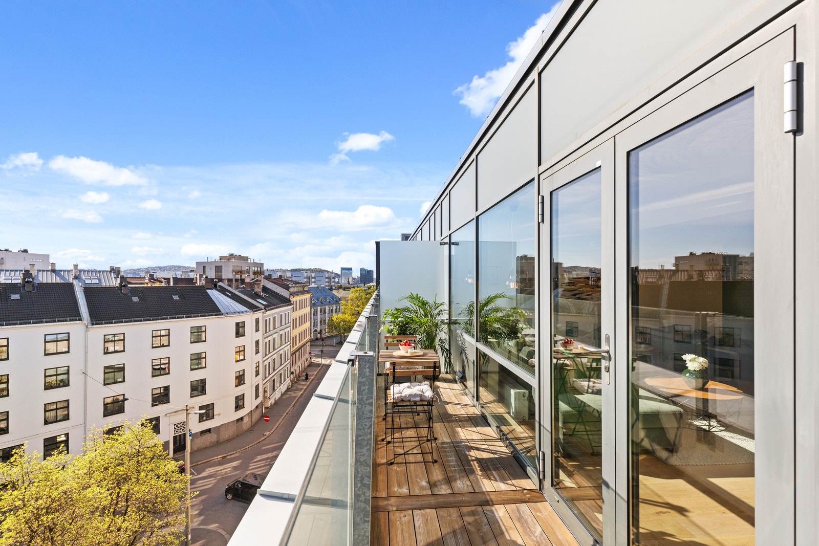 Herlig takterrasse på 9 m² med adkomst via to-fløyet terrassedør. Galleribilde