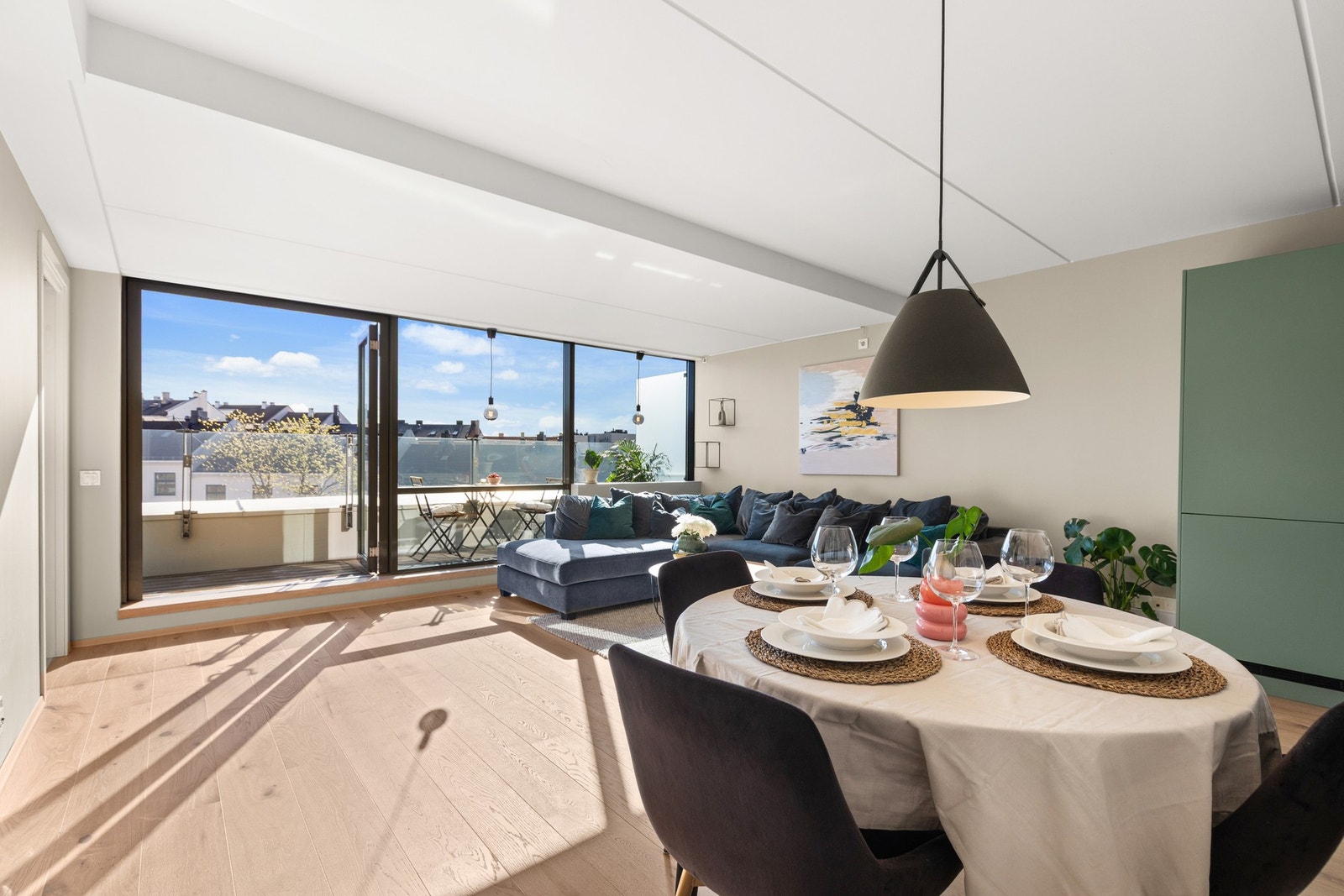 Leiligheten er nyoppusset i 2025 og holder høy standard. Galleribilde