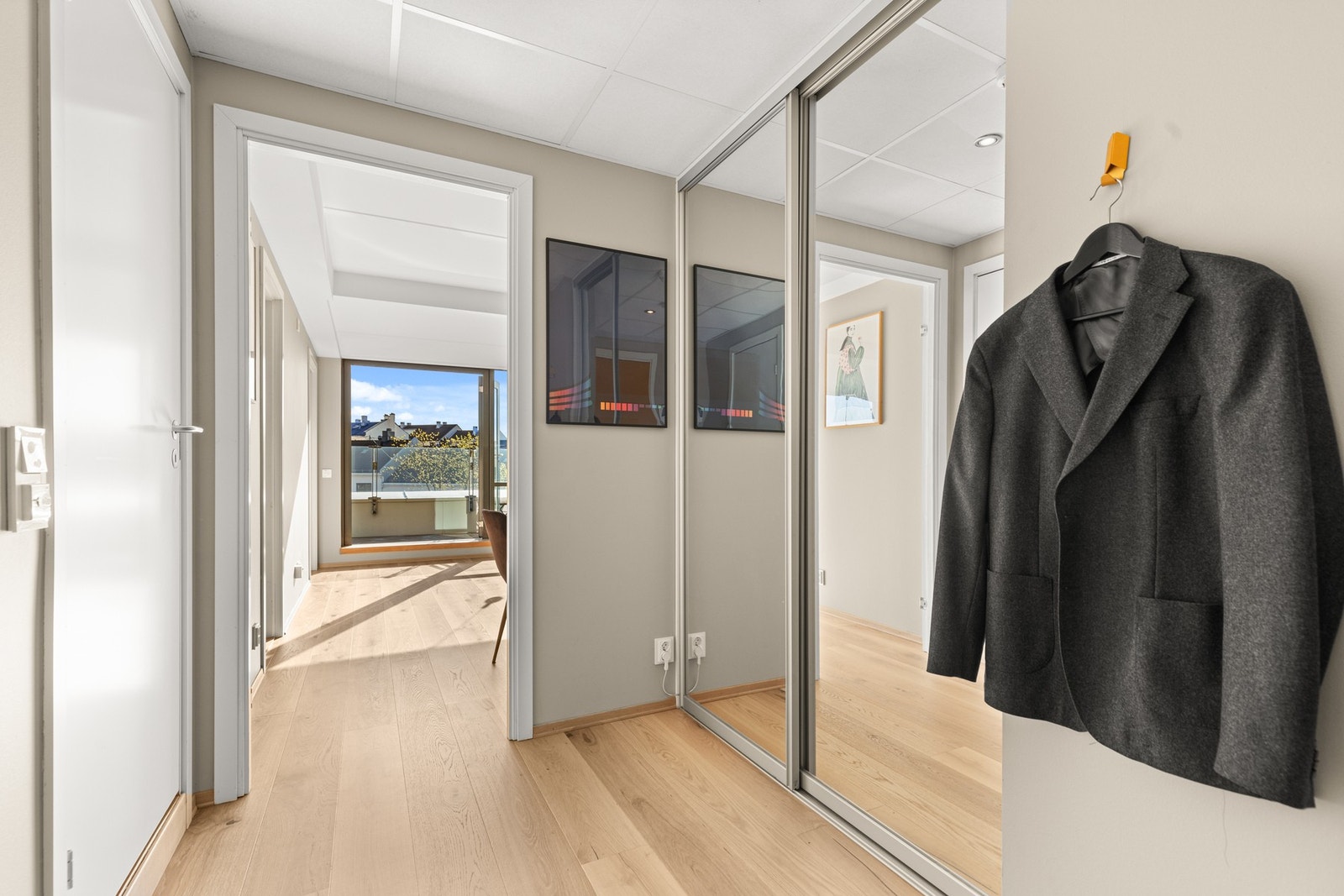 Romslig entré med oppbevaringsplass i skyvedørsgarderobe. Galleribilde