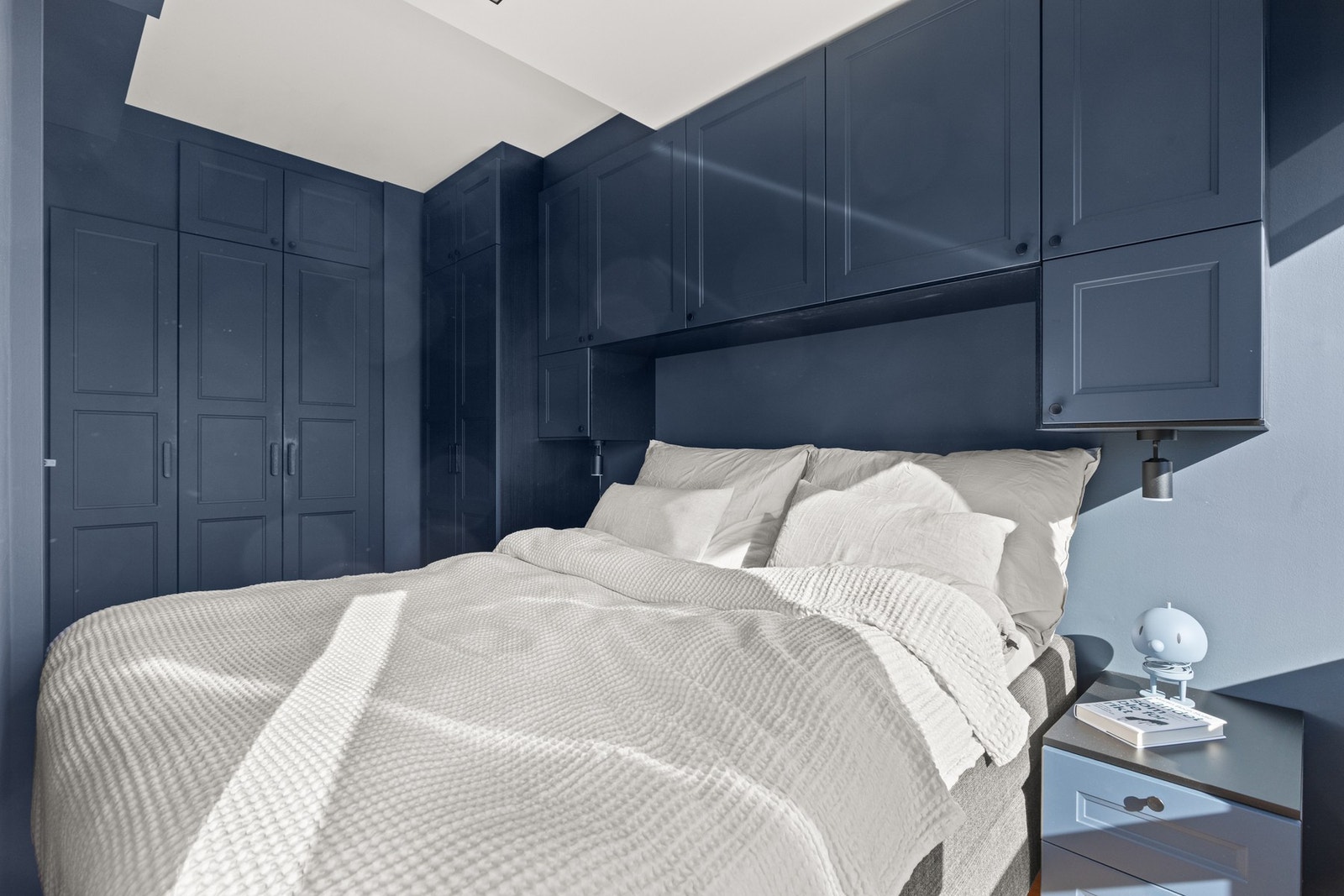 Soverommet har garderobeinnredning med god kapasitet og innvendig belysning. Galleribilde