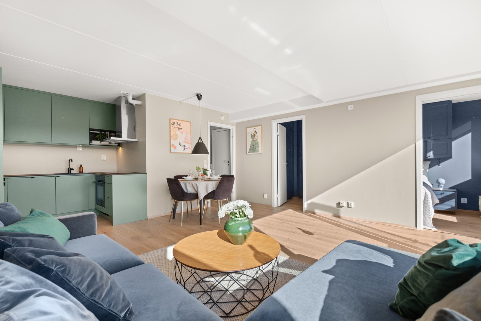 Rommets form gjør det enkelt å møblere med stor sofa, sofabord, mediemøblement og spiseksjon. Galleribilde