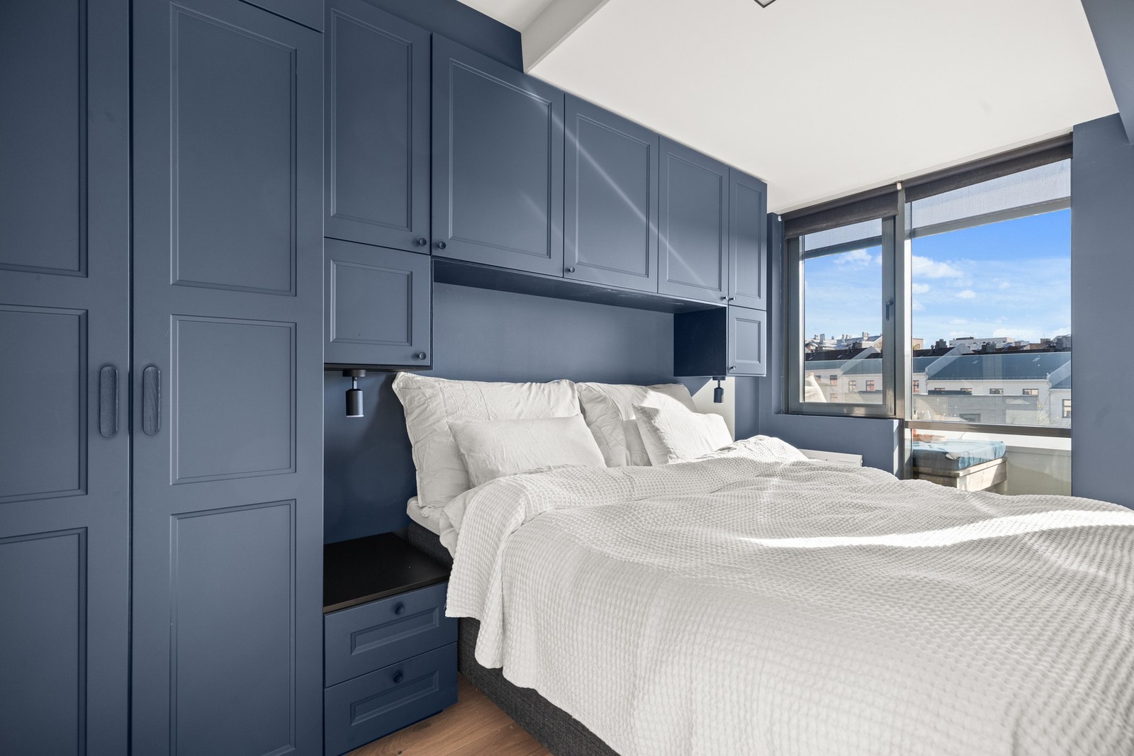 Elektriske screens på soveromsvinduer sørger for effektiv solskjerming. Galleribilde