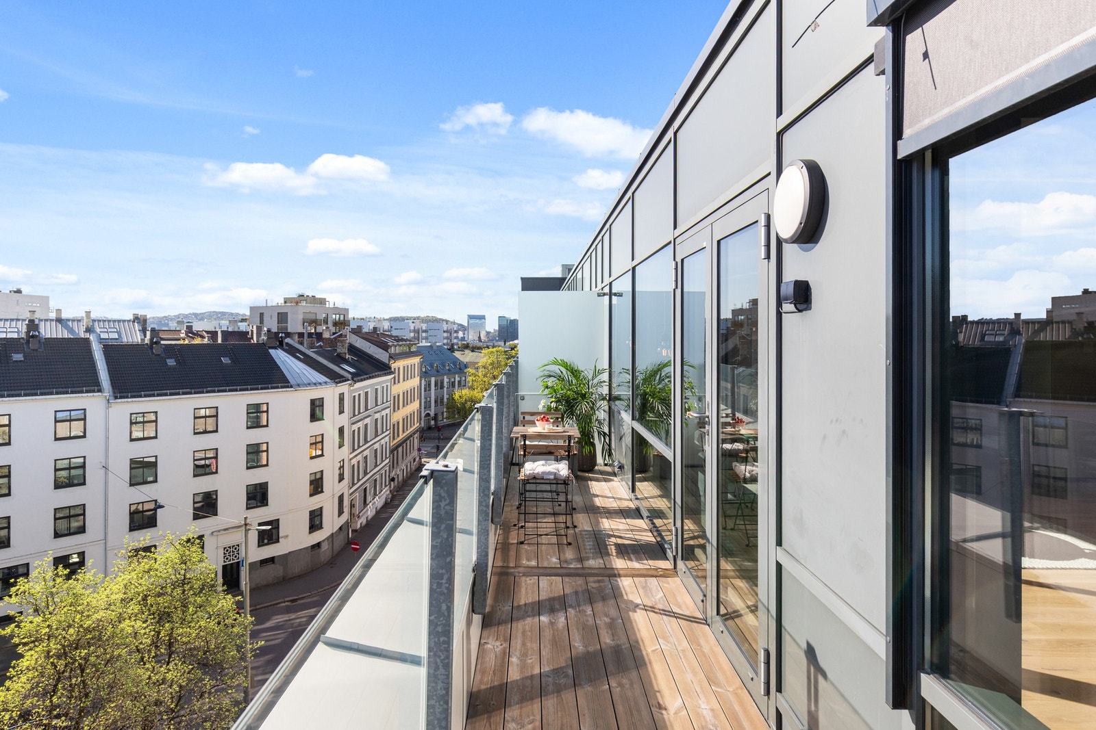 Fra takterrassen er det rå utsikt over byen. Galleribilde