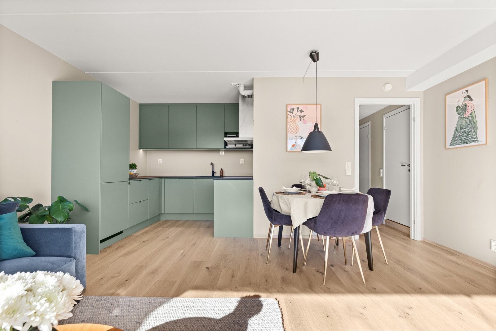 Praktisk åpen løsning mellom stue og kjøkken. Galleribilde