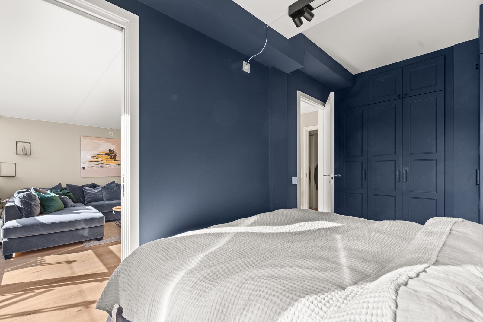 Lunt soverom med adkomst via to dører til hver sin side av sengen. Galleribilde