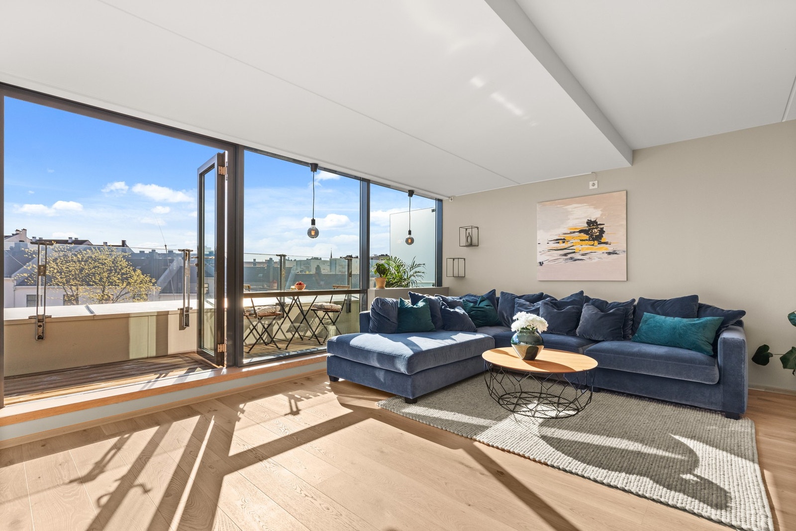 Nydelige sol- og lysforhold med vinduer som strekker seg fra gulv til tak. Galleribilde