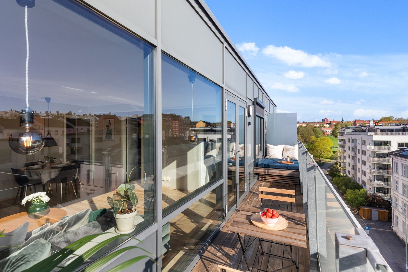 Terrassen har glassrekkverk og levegger av frostet glass. Galleribilde