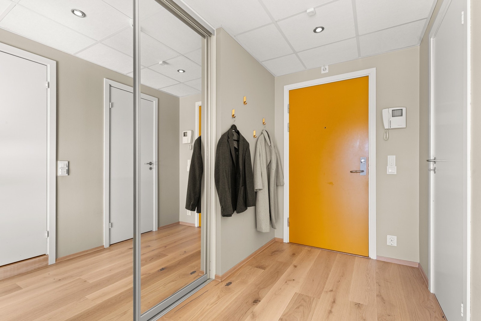 Det er enkel adkomst til leilighetsplan via heis. Galleribilde